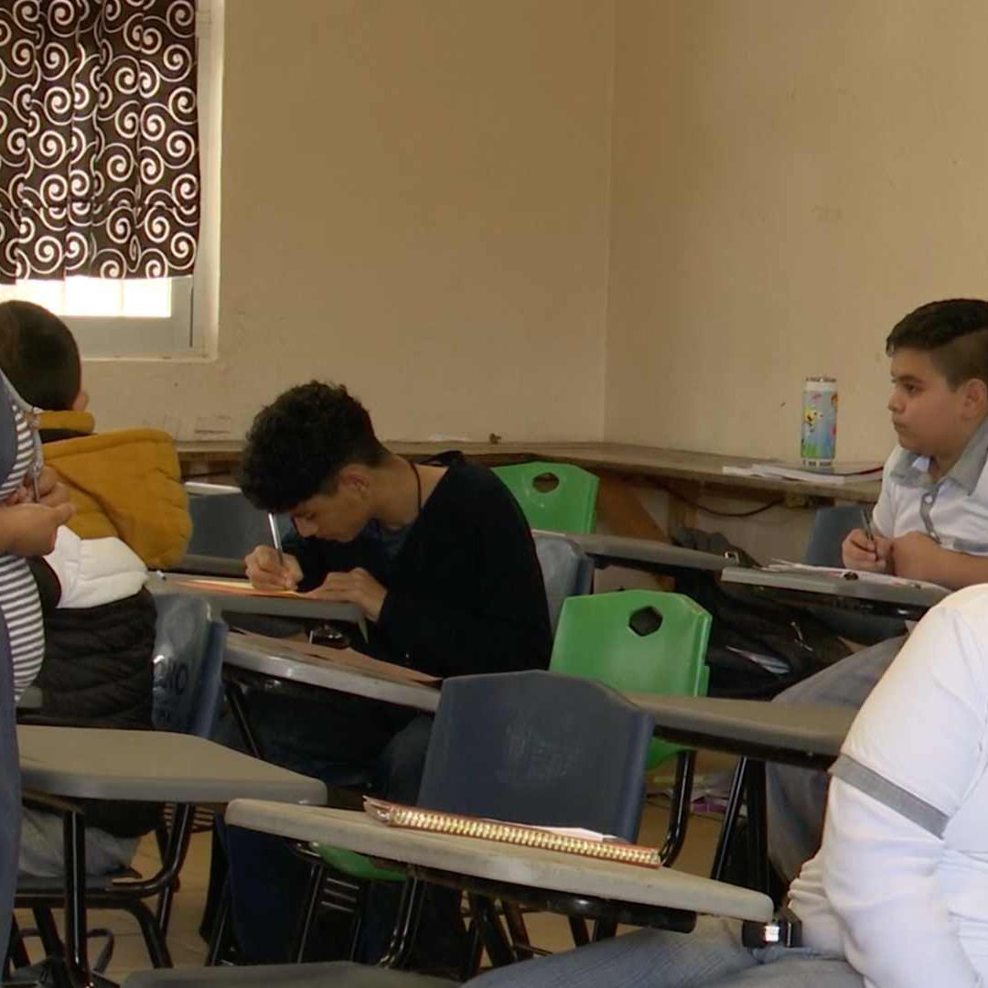 Alumnos estudiando en escuela